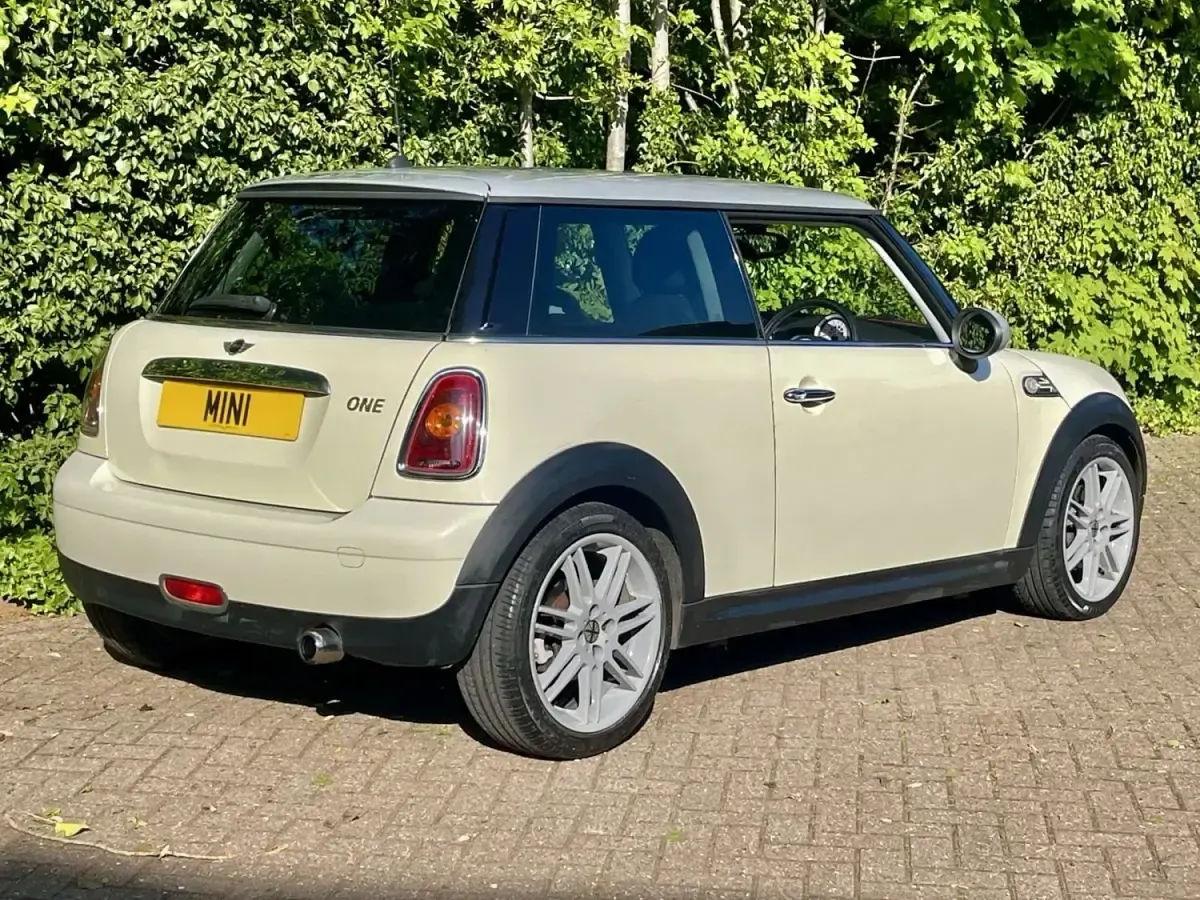 Usado Mini ONE Hatch 95 CV (69 kW) 2008 Blanco Utilitario