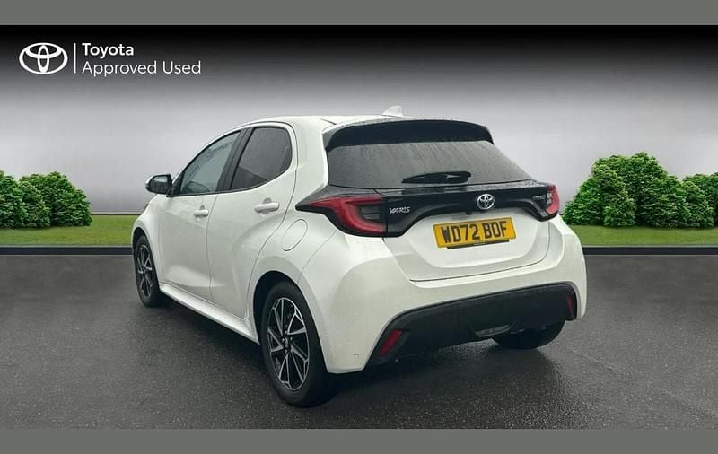 Used Toyota Yaris Hybrid Design 116 HP (85 kW) 2023 Platinum white pearl Hatchback