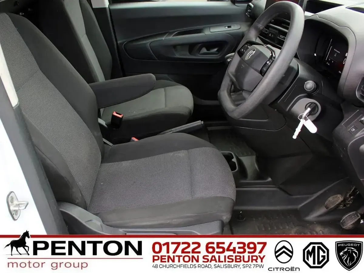 Second-hand Vauxhall Combo S 100 CP (73 kW) 2024 Alb Monovolum