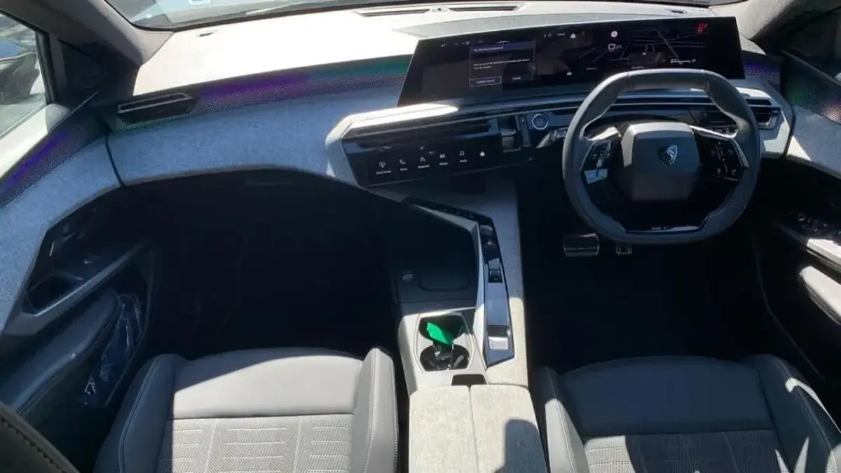 Usado Peugeot 5008 GT 134 HP (98 kW) 2025 Azul SUV