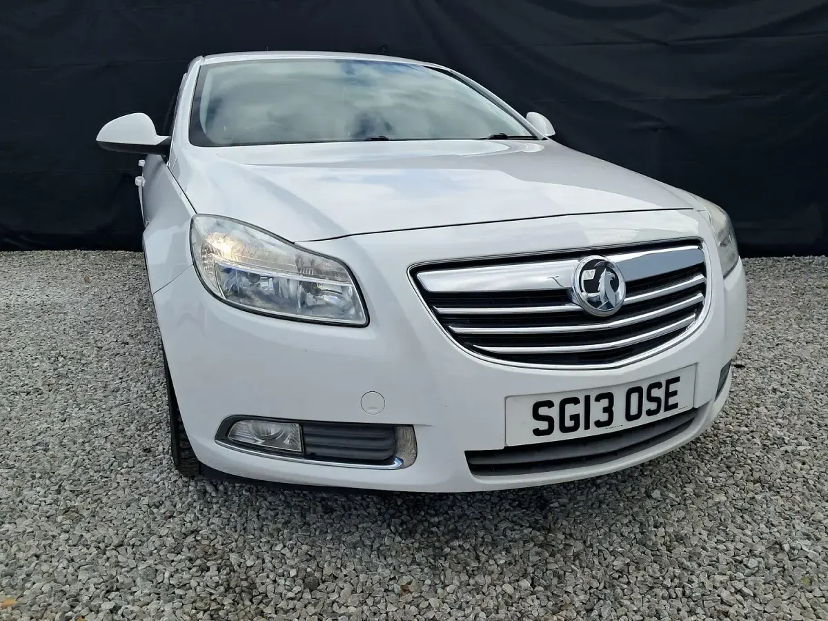 Used Vauxhall Insignia SRi 140 HP (102 kW) 2013 White Hatchback