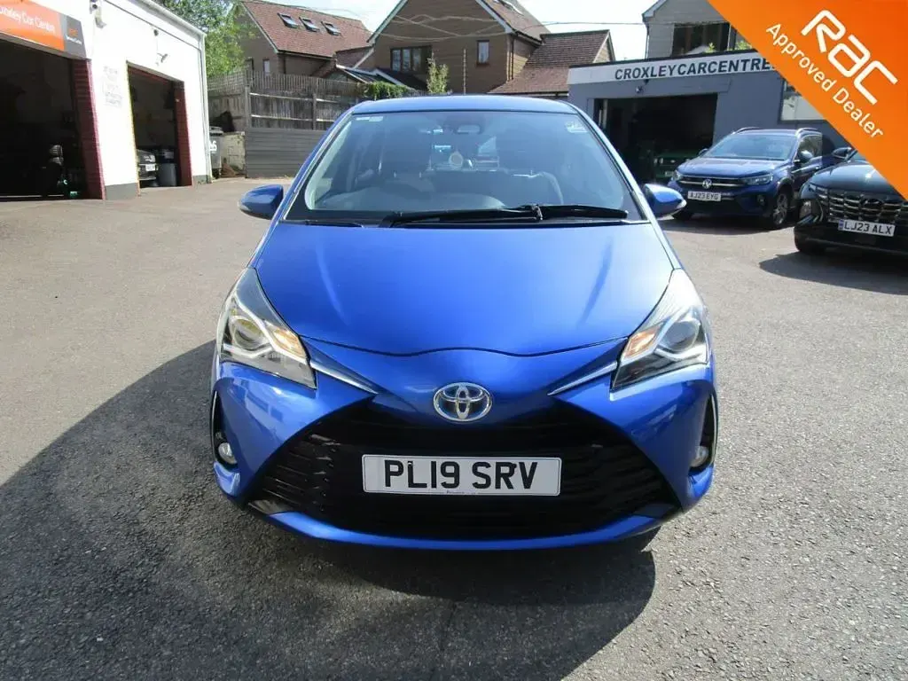 Used Toyota Yaris Hybrid 100 HP (73 kW) 2019 Blue Hatchback