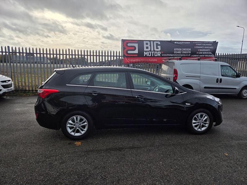 Used Hyundai i30 SE 108 HP (79 kW) 2015 Black Estate