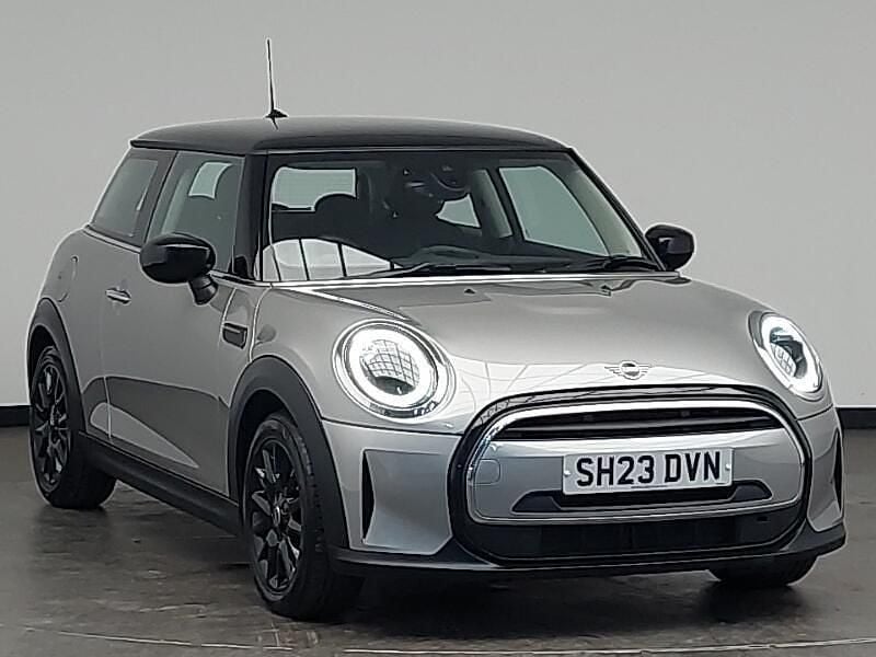 Usado Mini Cooper Classic 136 HP (100 kW) 2023 Prateado Citadino