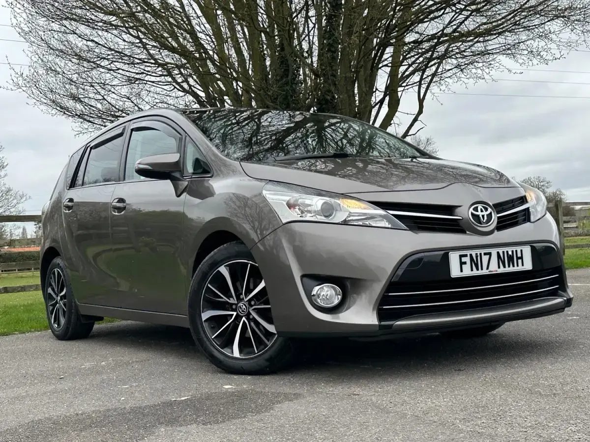 Usado Toyota Verso Design 147 CV (108 kW) 2017 Marrón Monovolumen