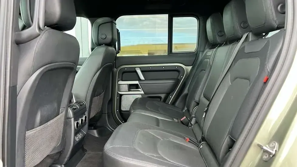 Używany Land Rover Defender HSE Dynamic 300 KM (220 kW) 2023 Zielony SUV