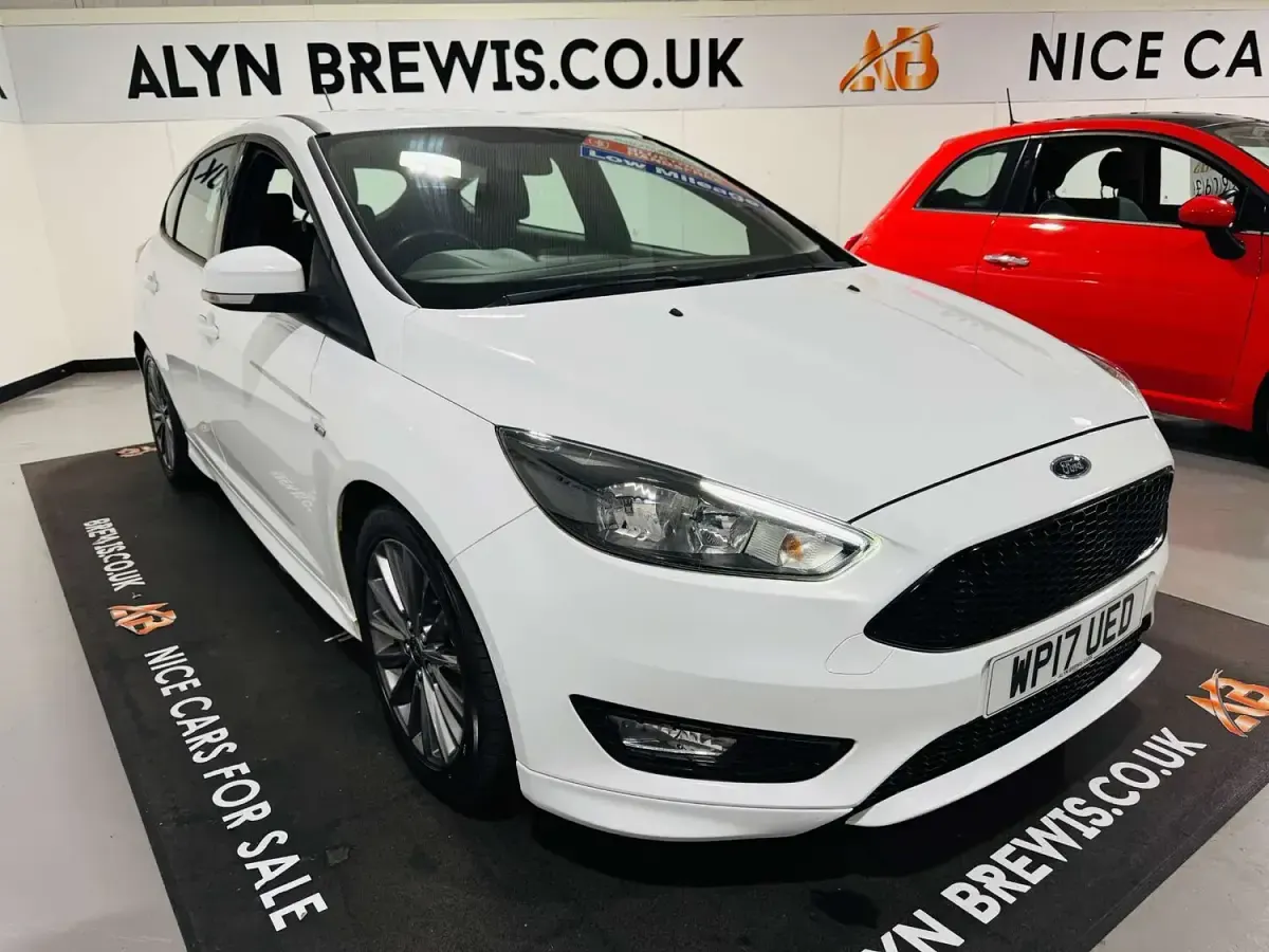 Used Ford Focus ST-Line 125 HP (91 kW) 2017 White Hatchback