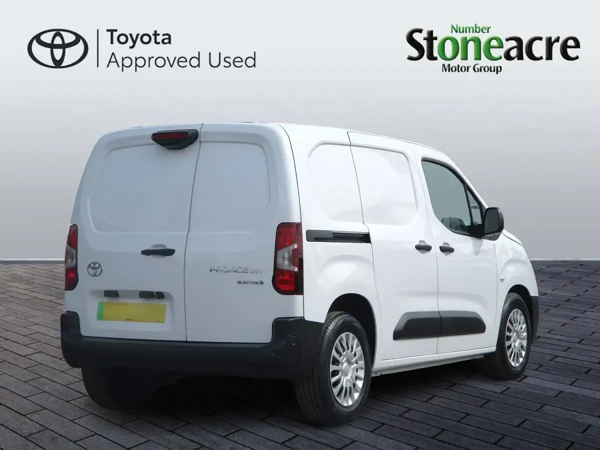Used Toyota Proace 100 kW (136 HP) 2025 White MPV