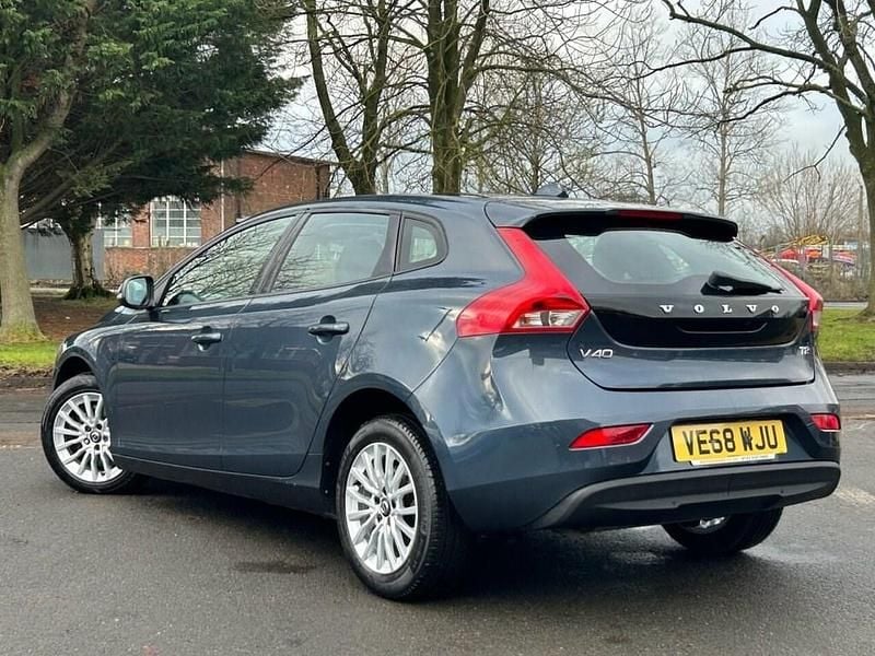 Used Volvo V40 Momentum 122 HP (89 kW) 2018 Blue Hatchback