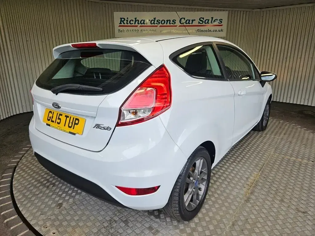 Usado Ford Fiesta Zetec 82 CV (60 kW) 2015 Blanco Utilitario