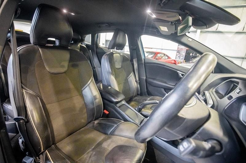 Used Volvo V40 R-Design 190 HP (139 kW) 2015 Blue Hatchback