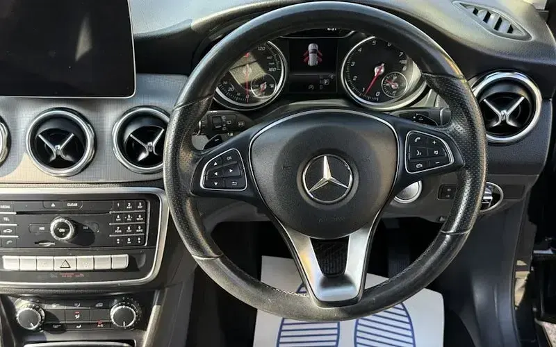 Used Mercedes GLA180 Urban 122 HP (89 kW) 2020 Black SUV