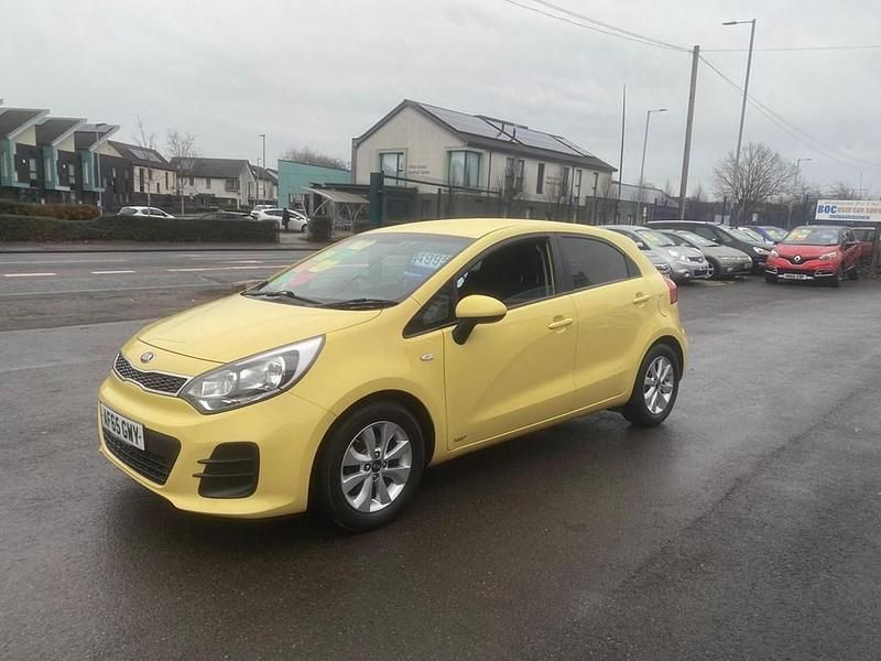 Begagnad Kia Rio 2015 Gul Halvkombi