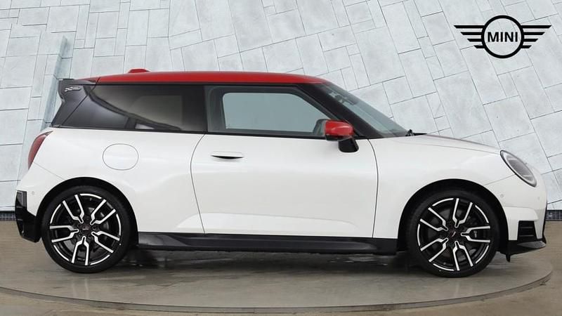 Used Mini Cooper SE Hatch 158 kW (215 HP) 2024 White Hatchback