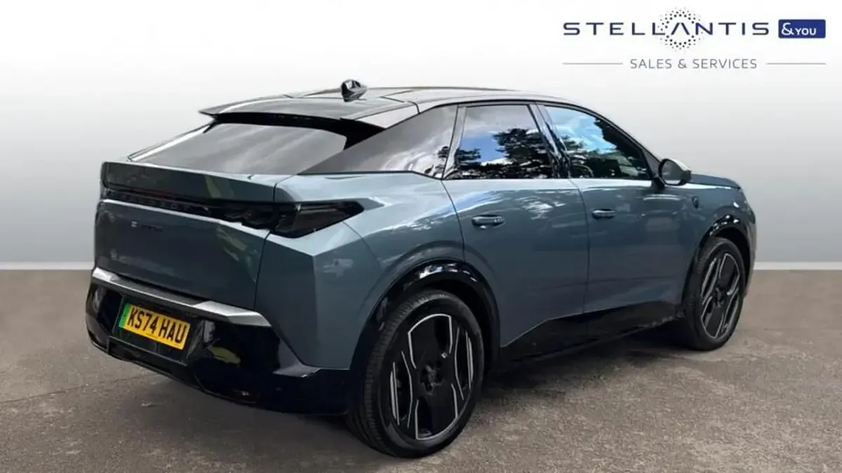 Używany Peugeot e-3008 GT 152 kW (207 KM) 2024 Niebieski SUV