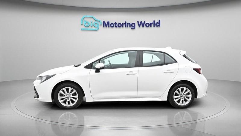 Used Toyota Corolla 140 HP (102 kW) 2023 White Hatchback