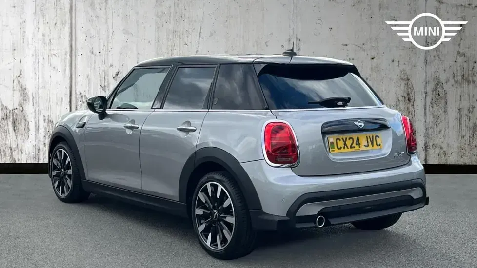 Usado Mini Cooper Exclusive 134 CV (98 kW) 2024 Plateado Utilitario