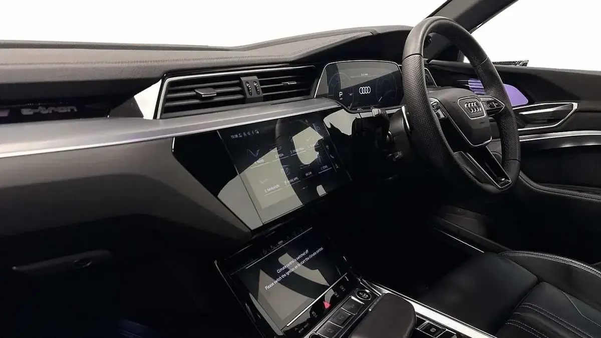 Usado Audi Q8 e-tron S-Line 250 kW (340 HP) 2024 Cinzento SUV
