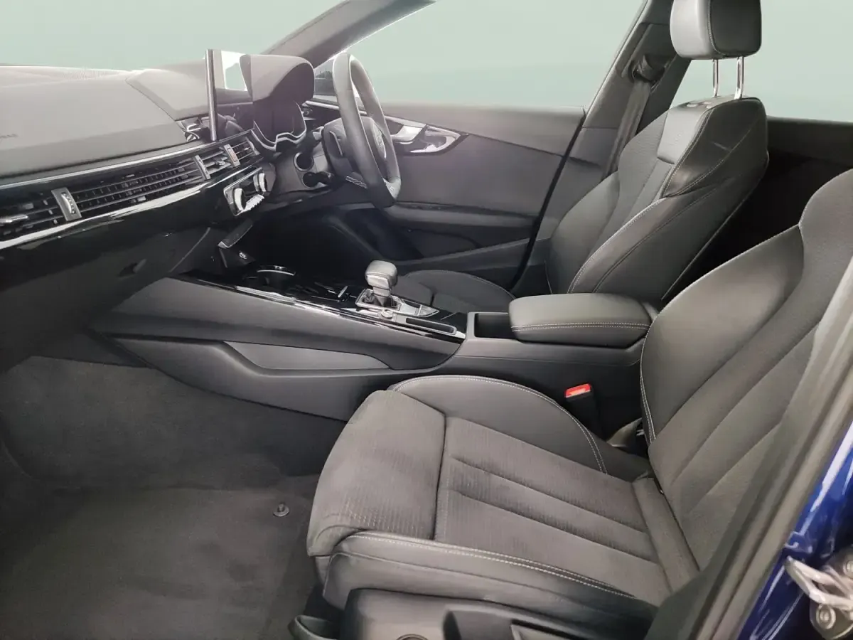 Usado Audi A4 Black Edition 150 HP (110 kW) 2023 Azul Carrinha