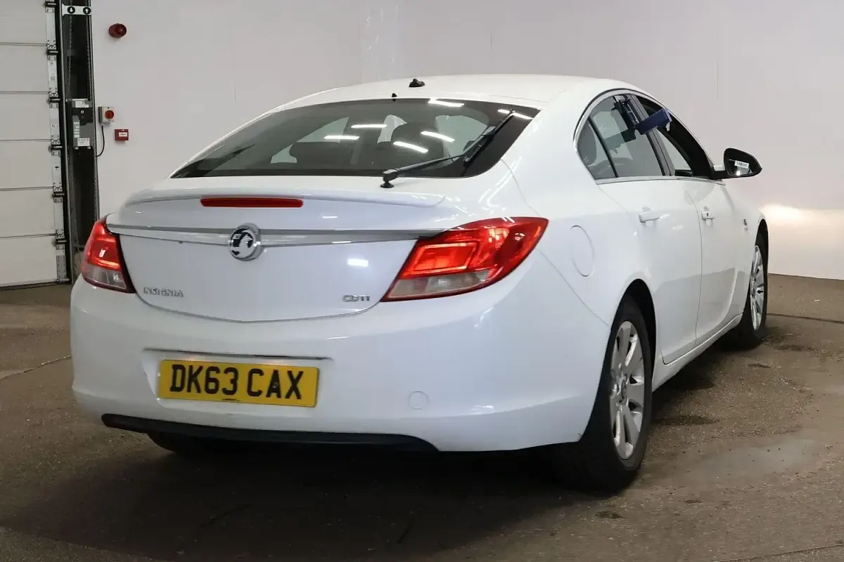 Used Vauxhall Insignia SRi 160 HP (117 kW) 2013 White Hatchback