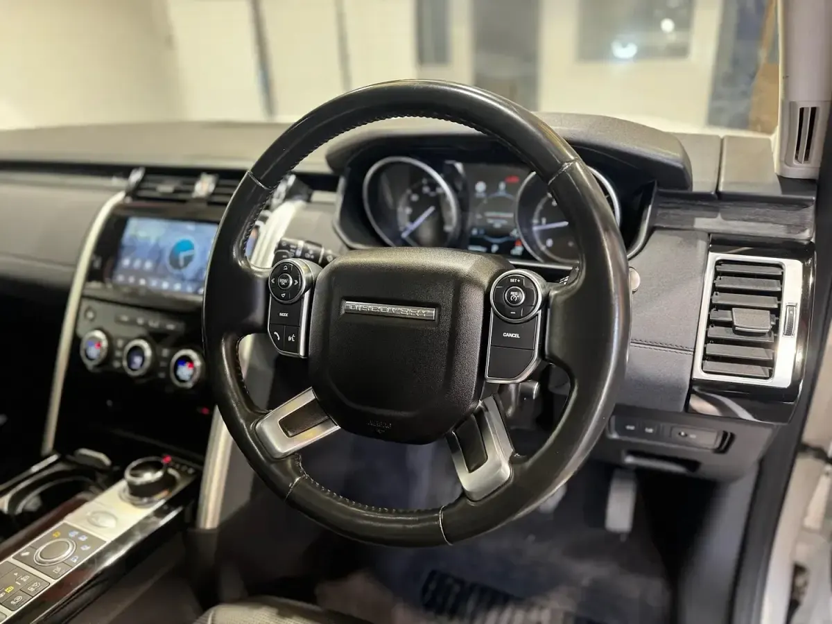 Used Land Rover Discovery 5 HSE 2017 White SUV