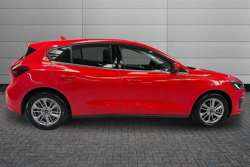 Gebraucht Ford Focus Titanium 125 PS (91 kW) 2023 Rot Kleinwagen
