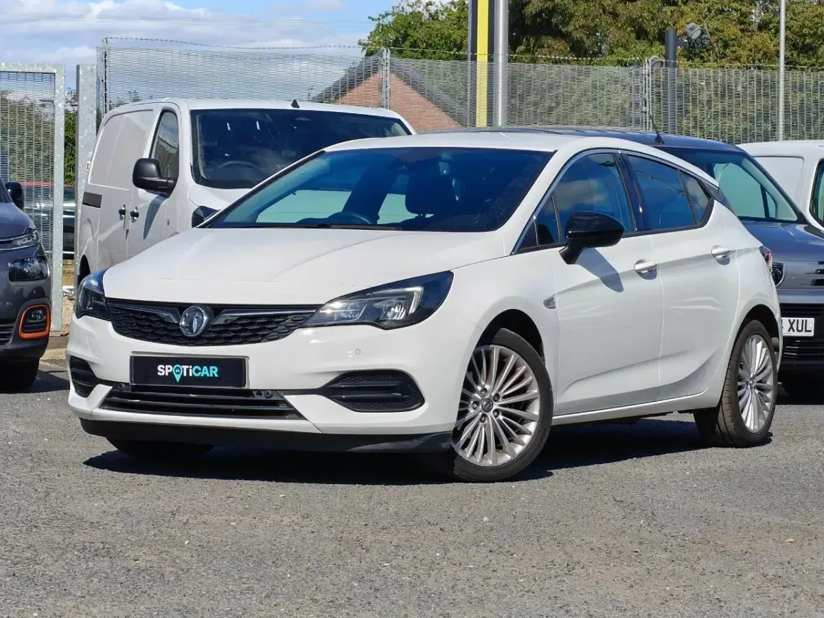 Used Vauxhall Astra Elite 143 HP (105 kW) 2021 White Hatchback