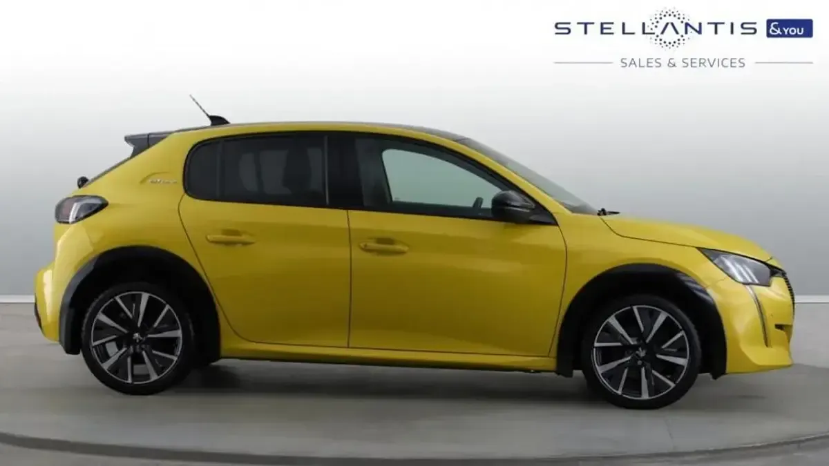 Used Peugeot 208 GT-line 99 HP (72 kW) 2020 Yellow Hatchback