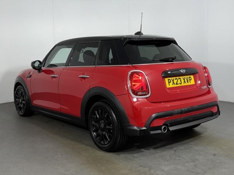 Używany Mini Cooper Classic 134 KM (98 kW) 2023 Czerwony Hatchback