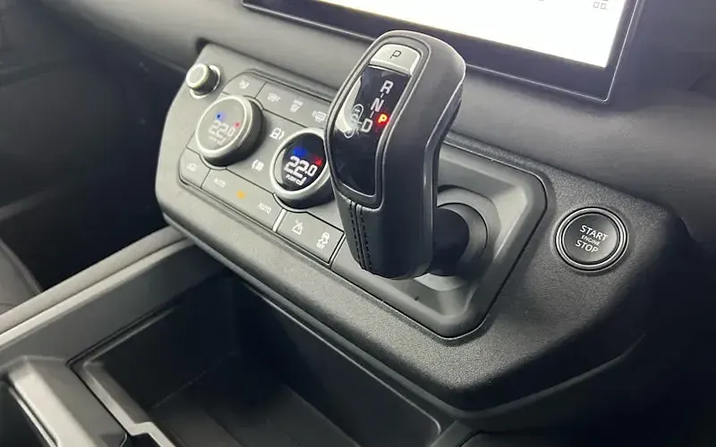 Used Land Rover Defender SE Dynamic 349 HP (256 kW) 2025 Black SUV