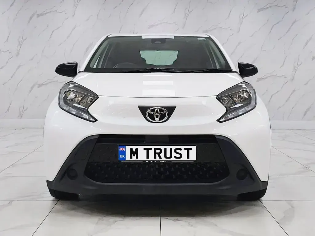 Used Toyota Aygo X PURE 72 HP (52 kW) 2023 White SUV