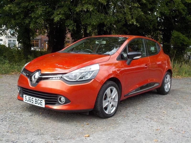 Red Used 2015 Renault Clio IV Dynamique Hatchback | £4,295 (Fair price) - Image 1/4