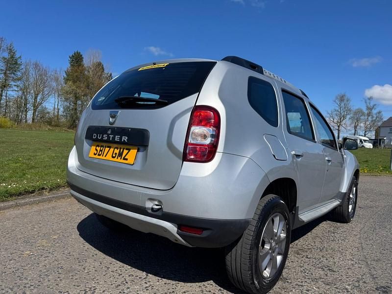 Second-hand Dacia Duster Lauréate 110 CP (80 kW) 2017 Argintiu SUV