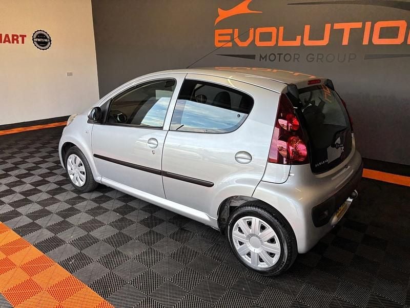 Gebraucht Peugeot 107 Active 68 PS (50 kW) 2013 Silber Kleinwagen