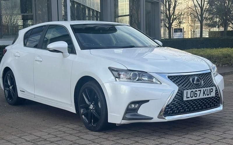 Used Lexus CT200h Luxury Line 136 HP (100 kW) 2018 White Hatchback