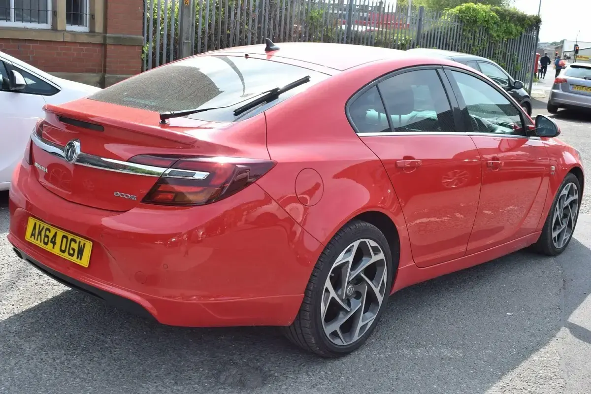 Used Vauxhall Insignia SRi 140 HP (102 kW) 2014 Red Hatchback