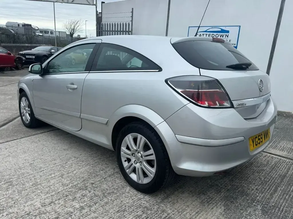Used Vauxhall Astra Design Edition 115 HP (84 kW) 2009 Silver Hatchback