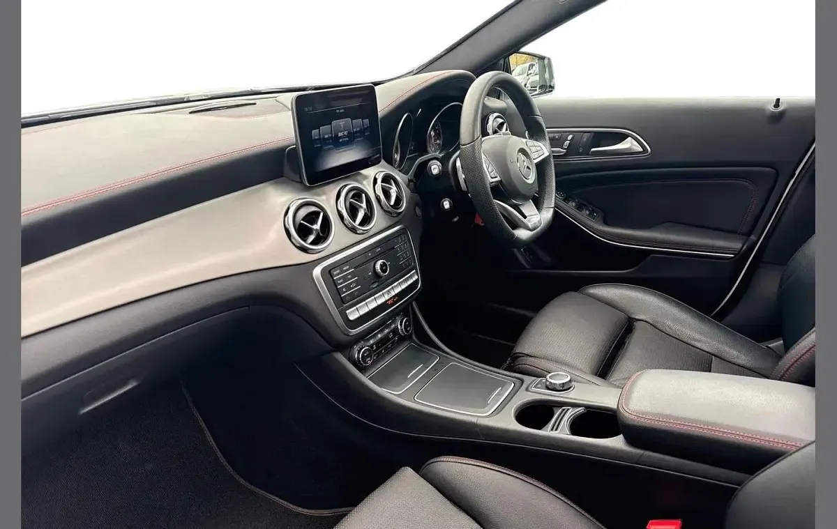 Used Mercedes GLA250 AMG Line Premium Plus 211 HP (155 kW) 2018 White SUV