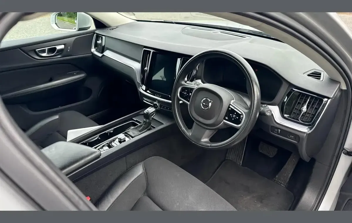 Used Volvo V60 Momentum 187 HP (137 kW) 2018 Silver Estate