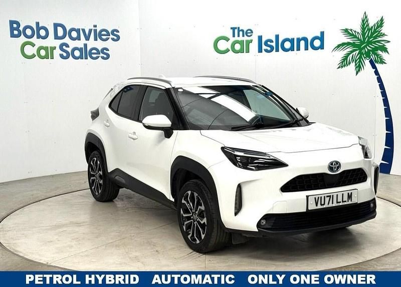 White Used 2021 Toyota Yaris Hybrid Design SUV | £16,850 (Fair price) - Image 1/4