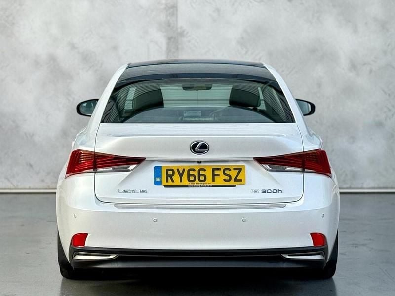 Used Lexus IS300h Sport Line 223 HP (164 kW) 2017 White Sedan