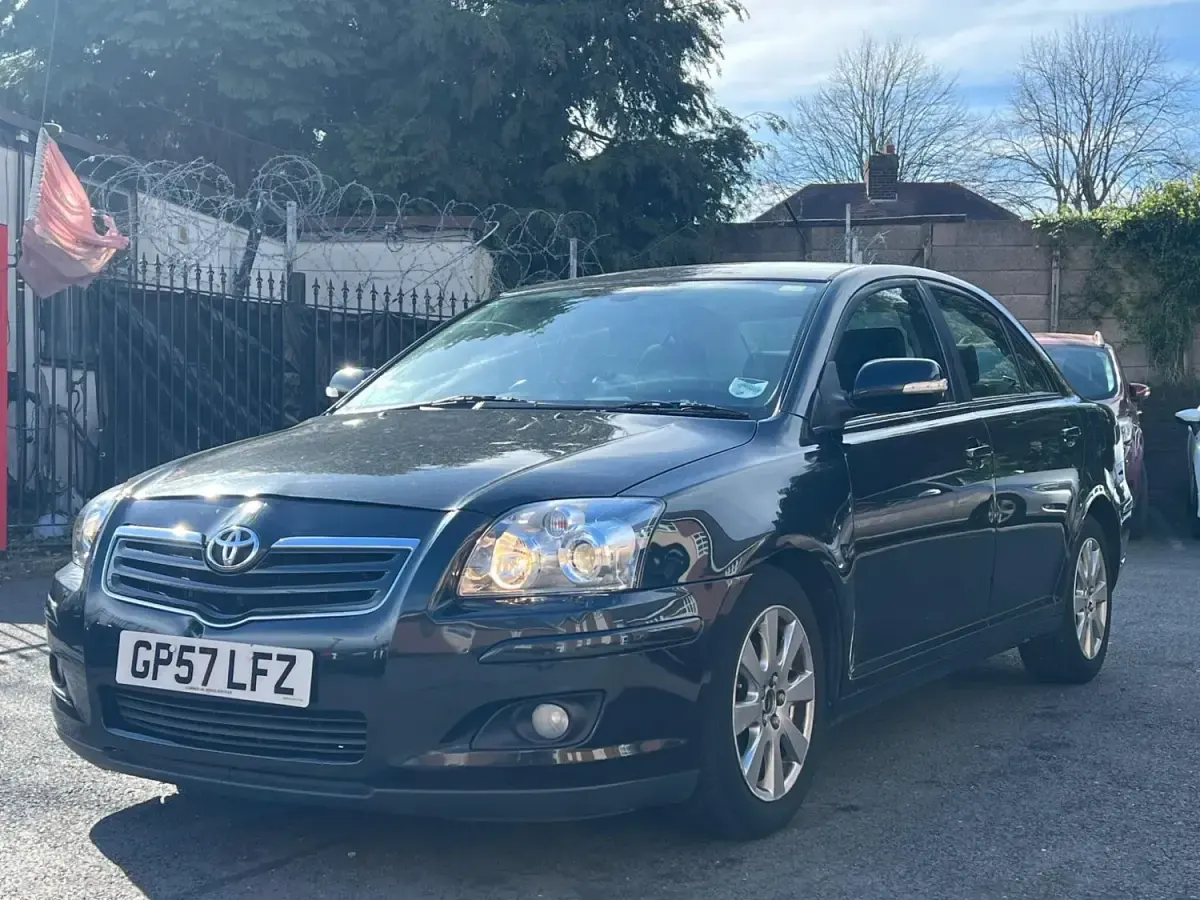 Usado Toyota Avensis 129 HP (94 kW) 2007 Preto Sedan