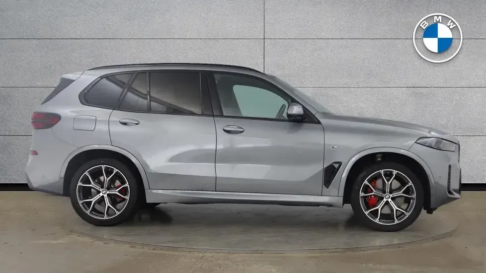 Begagnad BMW X5 M Sport 352 HK (258 kW) 2025 Grå SUV