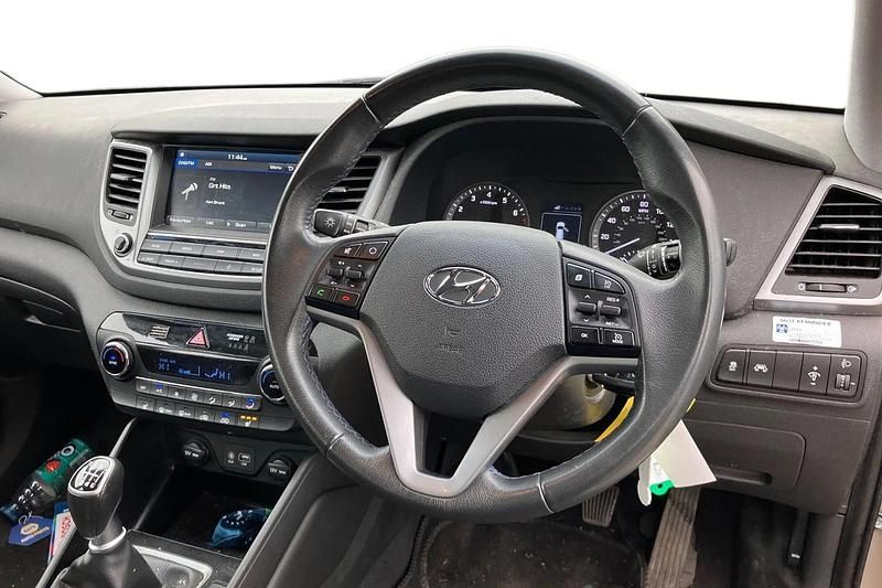 Used Hyundai Tucson SE 132 HP (97 kW) 2018 Beige SUV