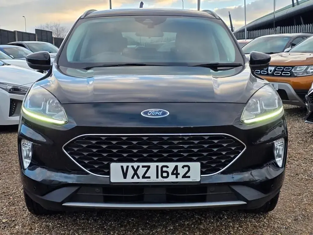Usado Ford Kuga Zetec 120 CV (88 kW) 2020 Negro SUV
