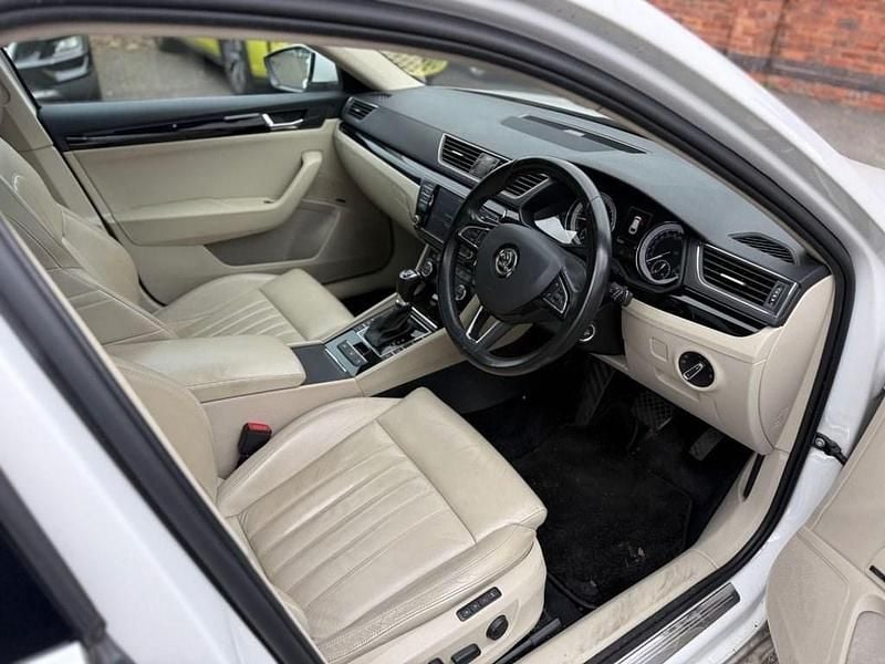 Used Skoda Superb LAURIN & KLEMENT 190 HP (139 kW) 2017 White Estate