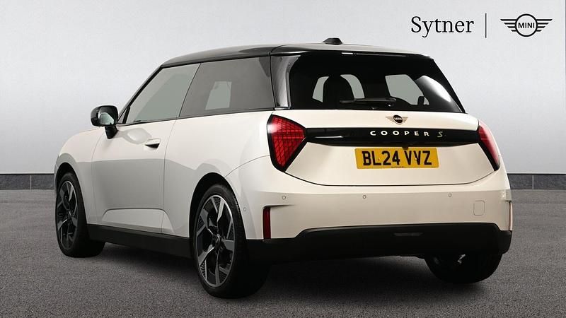 Used Mini Cooper SE Hatch 158 kW (215 HP) 2024 White Hatchback