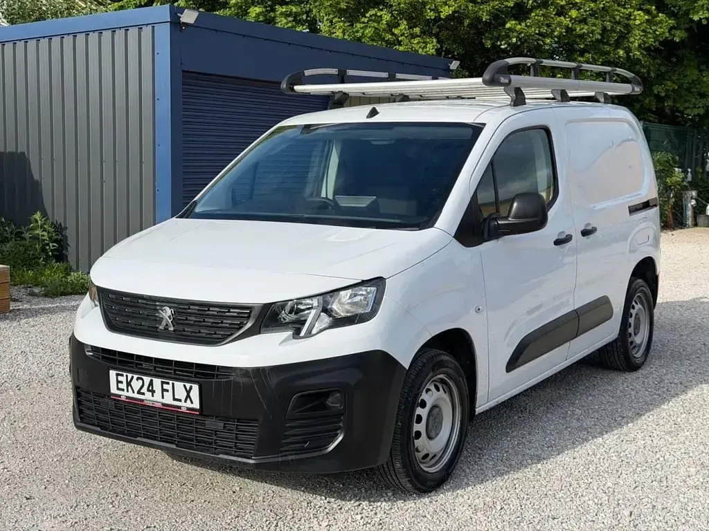 Usado Peugeot Partner Premium 131 HP (96 kW) 2024 Branco Monovolume