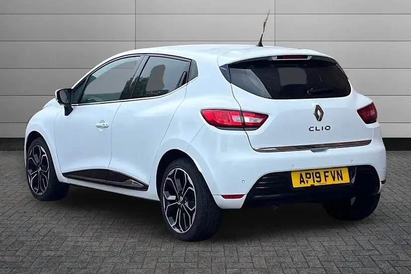 Used Renault Clio Iconic 90 HP (66 kW) 2019 White Hatchback