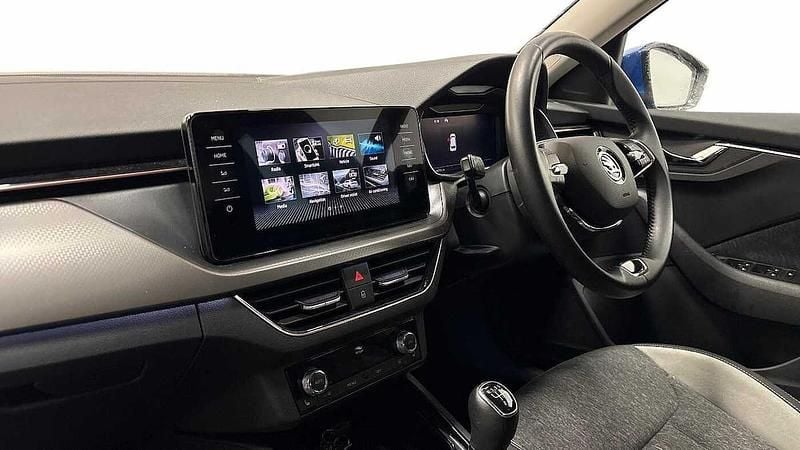 Used Skoda Kamiq SE L Executive 147 HP (108 kW) 2023 Race blue metallic SUV